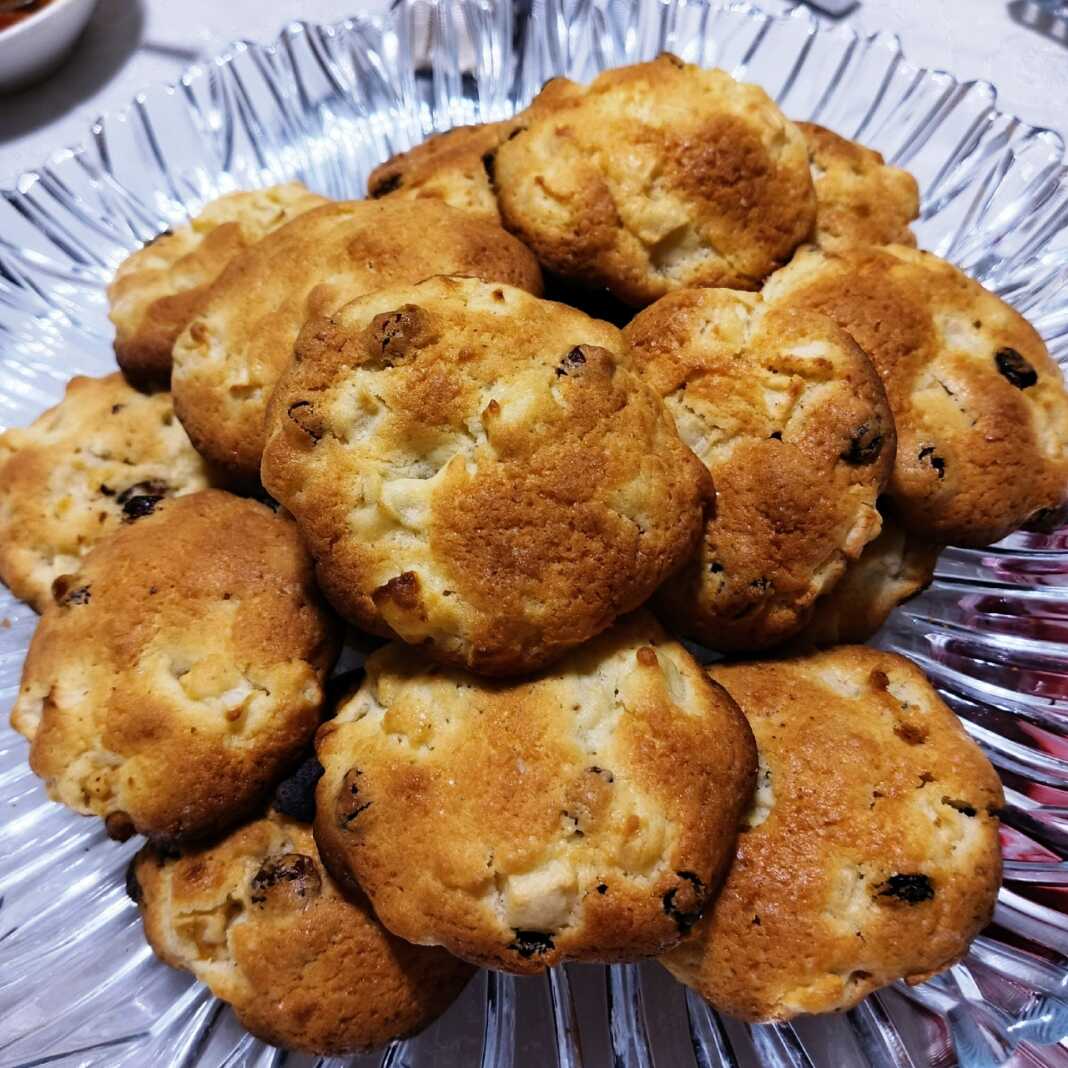 Τα τελικά μαλακά μπισκότα μήλου, χρυσαφένια και αφράτα, έτοιμα για σερβίρισμα