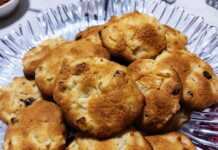 Τα τελικά μαλακά μπισκότα μήλου, χρυσαφένια και αφράτα, έτοιμα για σερβίρισμα