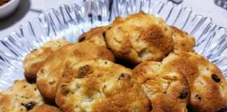 Τα τελικά μαλακά μπισκότα μήλου, χρυσαφένια και αφράτα, έτοιμα για σερβίρισμα