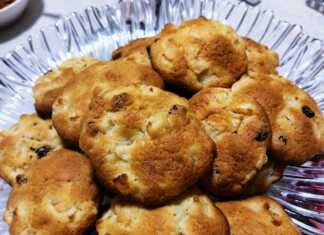 Τα τελικά μαλακά μπισκότα μήλου, χρυσαφένια και αφράτα, έτοιμα για σερβίρισμα