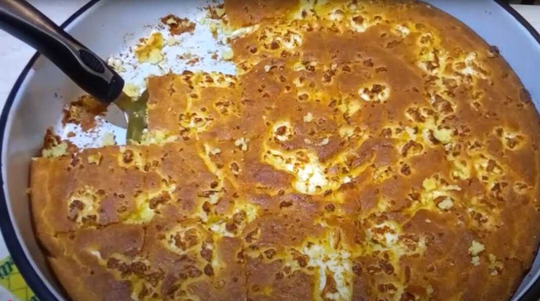 Παραδοσιακή Μπομπότα με φέτα, ψημένη και χρυσαφένια, σε ταψί.