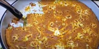 Παραδοσιακή Μπομπότα με φέτα, ψημένη και χρυσαφένια, σε ταψί.