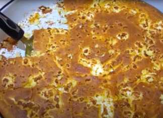 Παραδοσιακή Μπομπότα με φέτα, ψημένη και χρυσαφένια, σε ταψί.