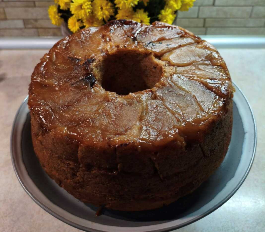 nistisimi milopita0 Νηστίσιμη Μηλόπιτα αναποδογυρισμένη, με καραμελωμένα μήλα στη βάση και κανέλα.