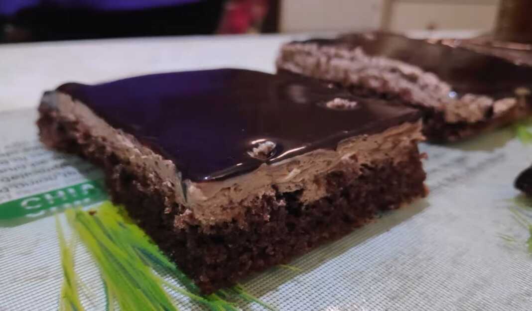 Η τελική πάστα σοκολατίνα με παχύ γλάσο και κομμένη σε μερίδες.