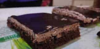 Η τελική πάστα σοκολατίνα με παχύ γλάσο και κομμένη σε μερίδες.