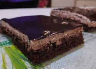 Η τελική πάστα σοκολατίνα με παχύ γλάσο και κομμένη σε μερίδες.