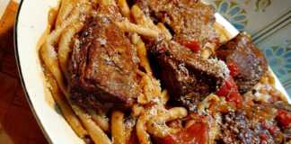 Κερκυραϊκή Παστιτσάδα: Η συνταγή με το μυστικό μείγμα μπαχαρικών! Κερκυραϊκή παστιτσάδα με μοσχάρι, χοντρά μακαρόνια και τριμμένο τυρί σε πιάτο