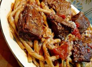 Κερκυραϊκή παστιτσάδα με μοσχάρι, χοντρά μακαρόνια και τριμμένο τυρί σε πιάτο