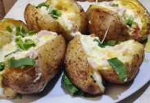 Πατάτες Φούρνου Γεμιστές κομμένες στη μέση με γέμιση τυριού και ζαμπόν