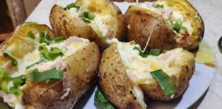 Πατάτες Φούρνου Γεμιστές κομμένες στη μέση με γέμιση τυριού και ζαμπόν