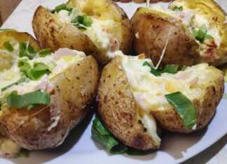 Πατάτες Φούρνου Γεμιστές κομμένες στη μέση με γέμιση τυριού και ζαμπόν