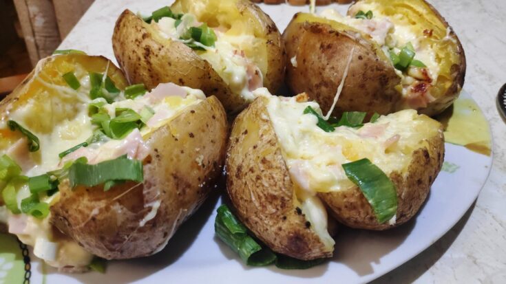 Πατάτες Φούρνου Γεμιστές κομμένες στη μέση με γέμιση τυριού και ζαμπόν