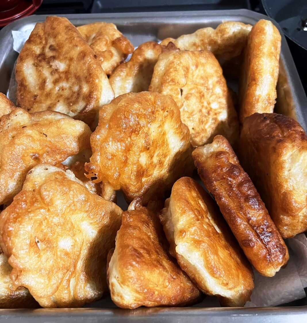 Αφράτα Ποντιακά Τσιριχτά σερβιρισμένα με ζάχαρη άχνη.