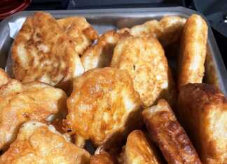 Αφράτα Ποντιακά Τσιριχτά σερβιρισμένα με ζάχαρη άχνη.