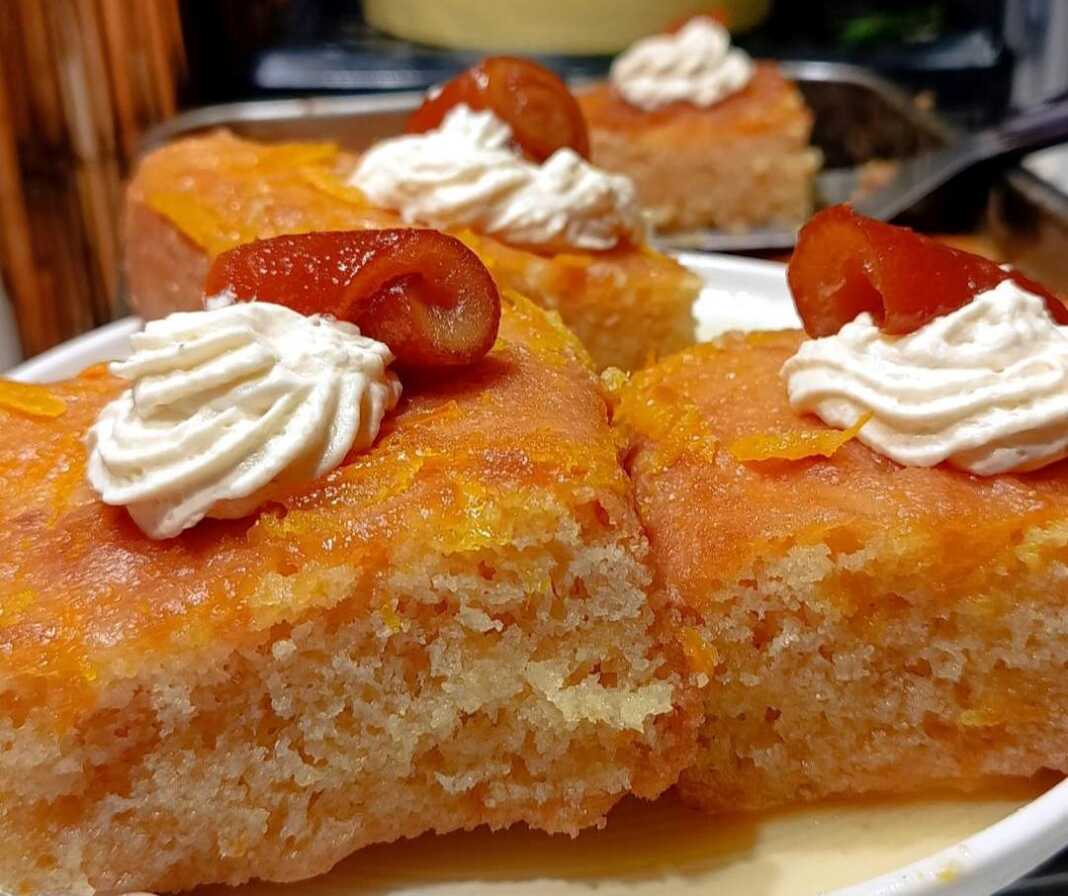 Πορτοκαλόπιτα σερβιρισμένη σε πιάτο με άρωμα πορτοκαλιού.