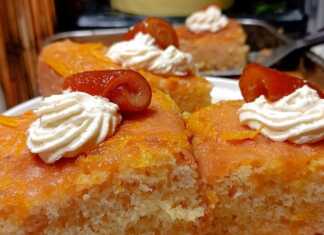 Πορτοκαλόπιτα σερβιρισμένη σε πιάτο με άρωμα πορτοκαλιού.