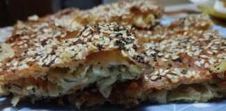 Η πιο νόστιμη Πρασότυρόπιτα: Τραγανά φύλλα και πλούσια γέμιση με τυριά Κομμάτι από πρασοτυρόπιτα με εμφανή τα τραγανά φύλλα και την ζουμερή γέμιση