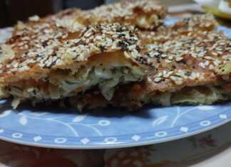 Κομμάτι από πρασοτυρόπιτα με εμφανή τα τραγανά φύλλα και την ζουμερή γέμιση