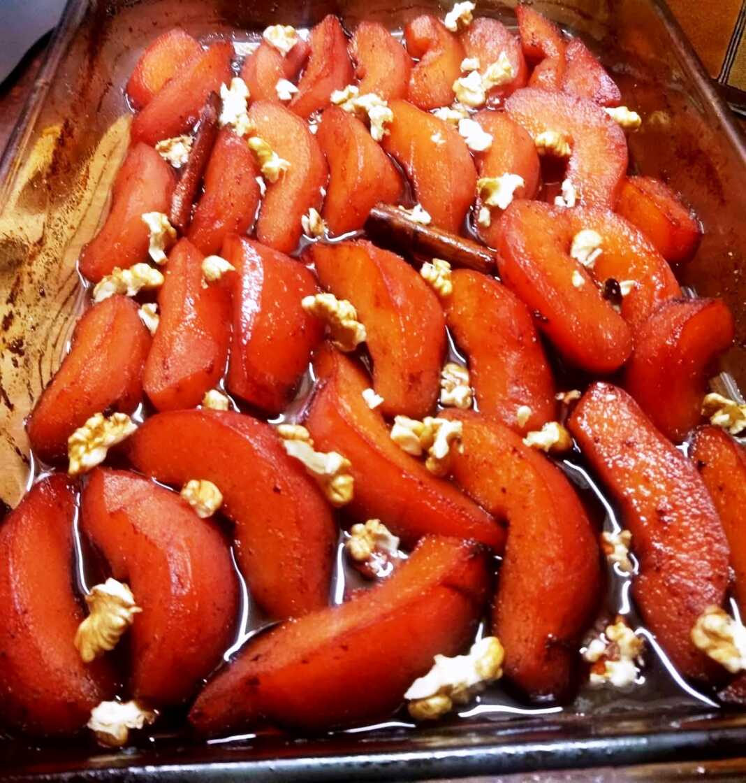 Ψητά Κυδώνια με Μαυροδάφνη σε πυρέξ, γλασσαρισμένα με μέλι.