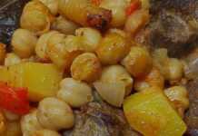 Πιάτο με ζουμερά ρεβύθια φούρνου και ψιλοκομμένη πιπεριά