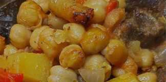 Πιάτο με ζουμερά ρεβύθια φούρνου και ψιλοκομμένη πιπεριά