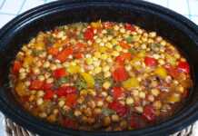 Ρεβίθια στη γάστρα με πιπεριές και πλούσια σάλτσα, έτοιμα για σερβίρισμα.