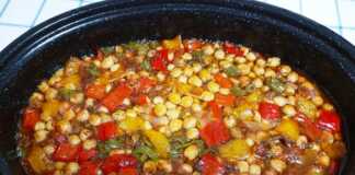 Ρεβίθια στη γάστρα με πιπεριές και πλούσια σάλτσα, έτοιμα για σερβίρισμα.