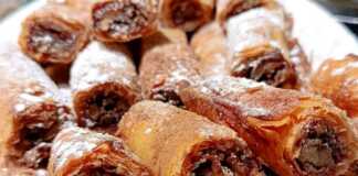 Ρολάκια με Γέμιση Μήλου σε φύλλο κρούστας, πασπαλισμένα με άχνη και κανέλα.