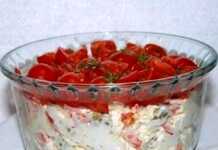 Σαλάτα «Κοκκινοσκουφίτσα» σε σαλατιέρα με την τελική στρώση ντομάτας και άνηθου