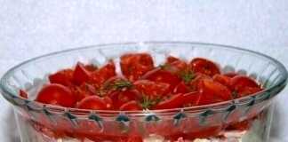 Σαλάτα «Κοκκινοσκουφίτσα» σε σαλατιέρα με την τελική στρώση ντομάτας και άνηθου