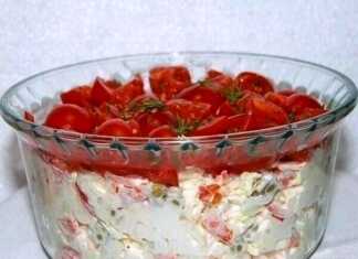 Σαλάτα «Κοκκινοσκουφίτσα» σε σαλατιέρα με την τελική στρώση ντομάτας και άνηθου