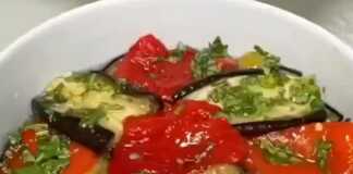 Σαλάτα με Πιπεριές και Μελιτζάνες, έτοιμη σε στρώσεις, περιχυμένη με σος.