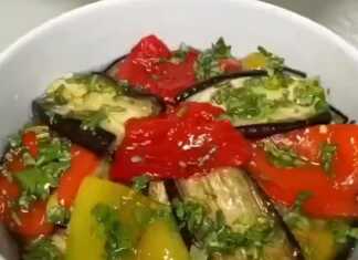 Σαλάτα με Πιπεριές και Μελιτζάνες, έτοιμη σε στρώσεις, περιχυμένη με σος.