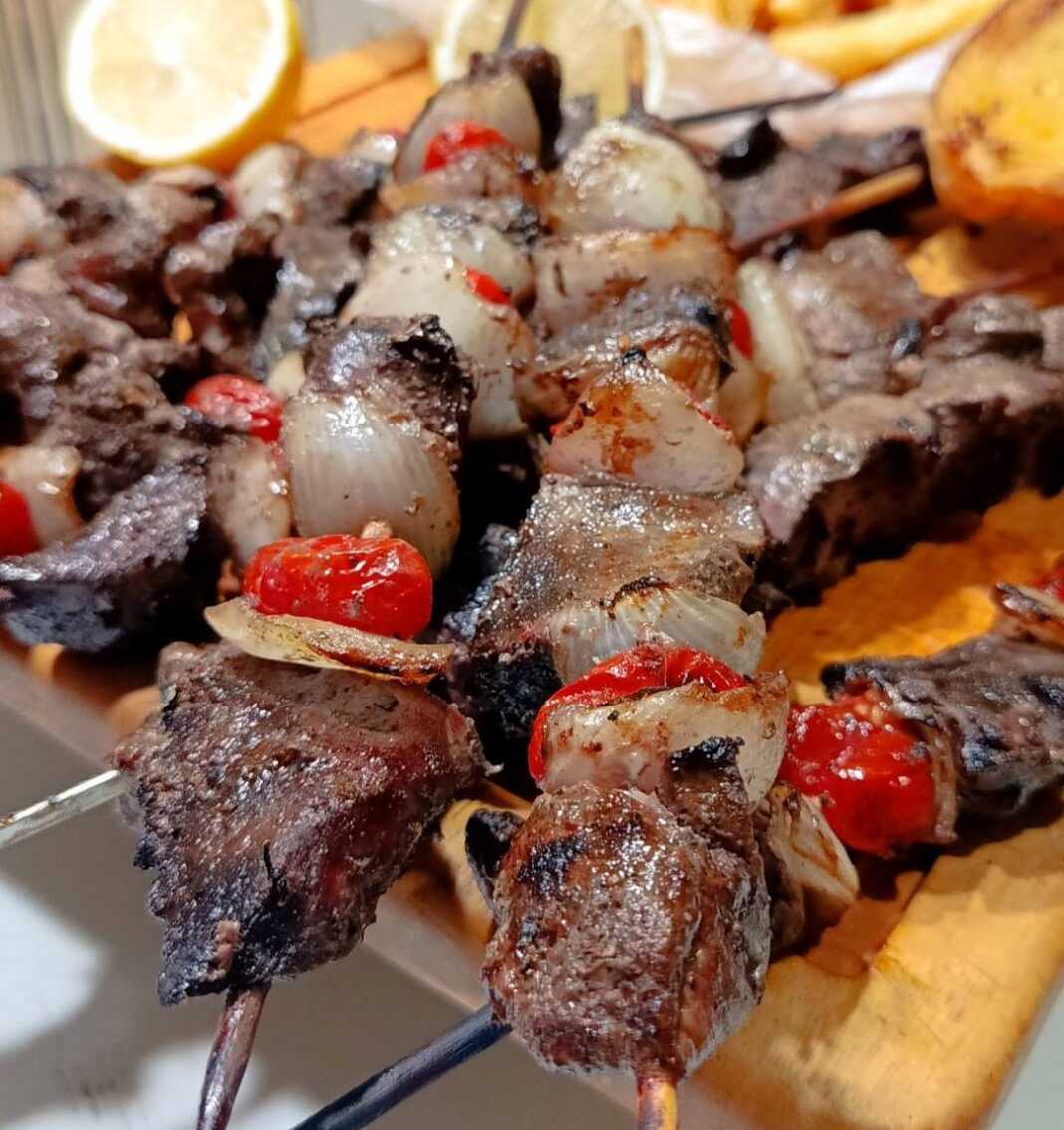 Σουβλάκια με μοσχαρίσιο συκώτι ψημένα στα κάρβουνα