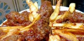 Τα τελειωμένα Σουτζουκάκια πικάντικα και μερακλίδικα σε πήλινο, με σάλτσα και συνοδευόμενα από τηγανιτές πατάτες