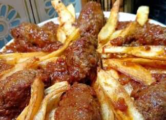 Πικάντικα και Μερακλίδικα Σουτζουκάκια: Η συνταγή με το μυστικό του κιμά! Τα τελειωμένα Σουτζουκάκια πικάντικα και μερακλίδικα σε πήλινο, με σάλτσα και συνοδευόμενα από τηγανιτές πατάτες