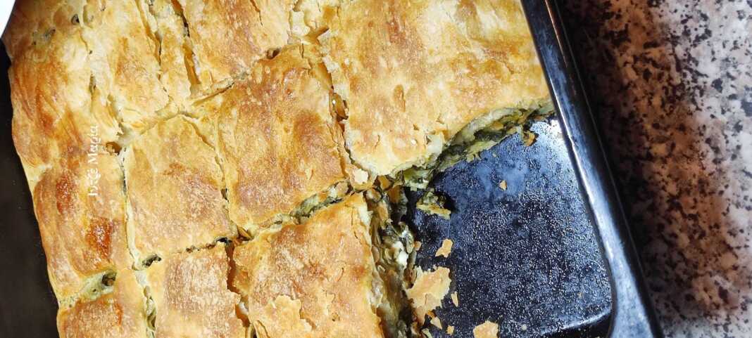 Σπανακοτυρόπιτα με φύλλο από ρεβυθόζουμο, φρεσκοψημένη και χρυσαφένια