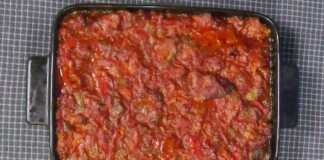 Τας Κεμπάπ (γκούλας) στο φούρνο πάνω σε ψητή μελιτζάνα