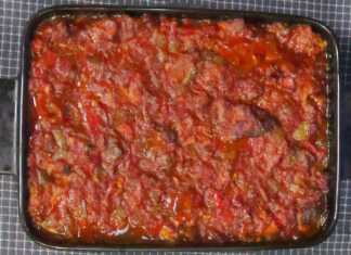 Τας Κεμπάπ (γκούλας) στο φούρνο πάνω σε ψητή μελιτζάνα