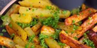 Πιάτο με την ΝΟΣΤΙΜΗ Ψημένη Πατάτα, έτοιμη για σερβίρισμα.