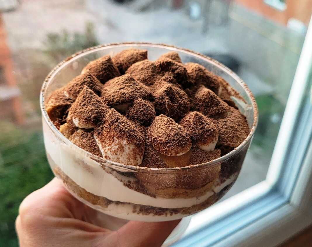 τιραμισού σε ποτήρι