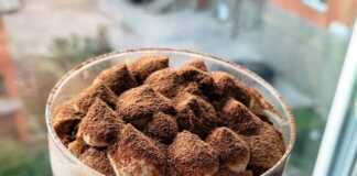 τιραμισού σε ποτήρι