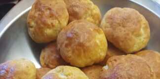 Αφράτες τυρομπαλίτσες ψημένες σε ταψί με χρυσαφένια κρούστα