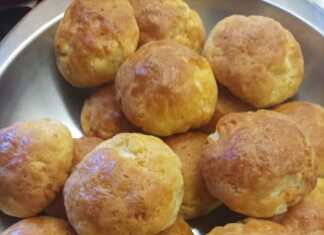 Αφράτες τυρομπαλίτσες ψημένες σε ταψί με χρυσαφένια κρούστα