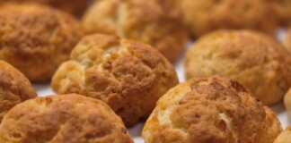 Τυροπιτάκια του 5' σε ταψί, χρυσαφένια και αφράτα.