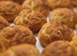 Τυροπιτάκια του 5' σε ταψί, χρυσαφένια και αφράτα.