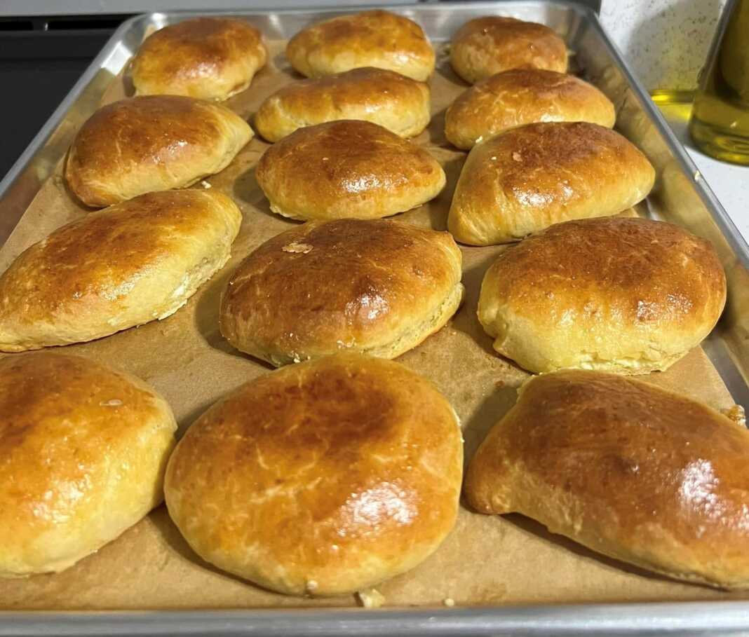 Αφράτα τυροπιτάκια κουρού σε ταψί