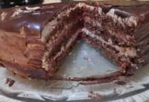 Σοκολατένια Τούρτα με επικάλυψη γκανάζ σοκολάτας, κομμένη σε τρία στρώματα.