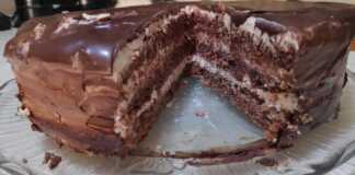 Σοκολατένια Τούρτα με επικάλυψη γκανάζ σοκολάτας, κομμένη σε τρία στρώματα.